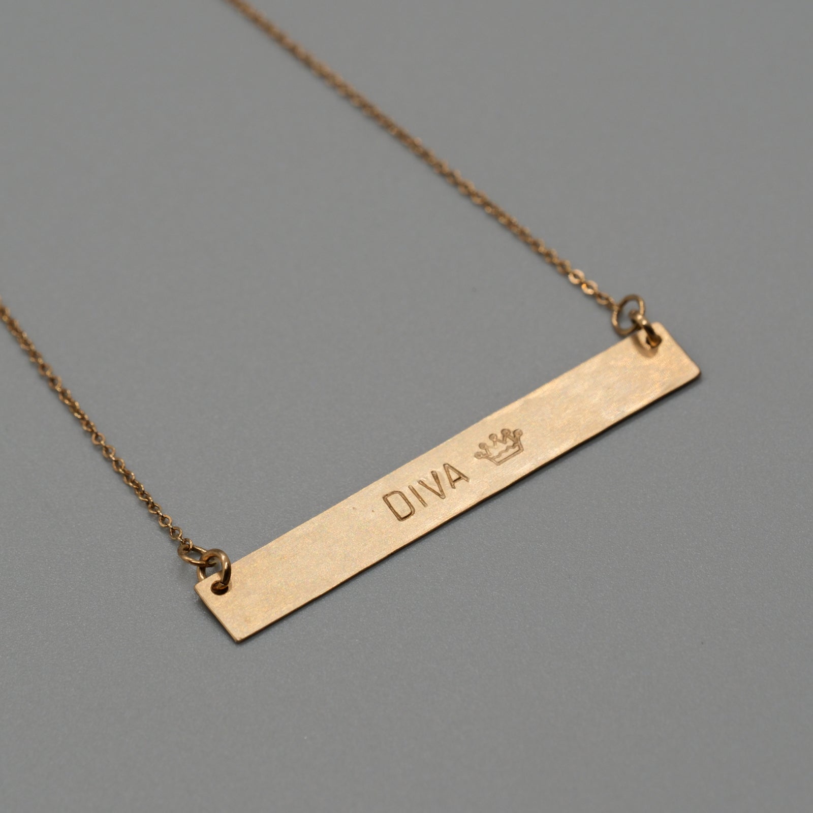 Diva bar necklace