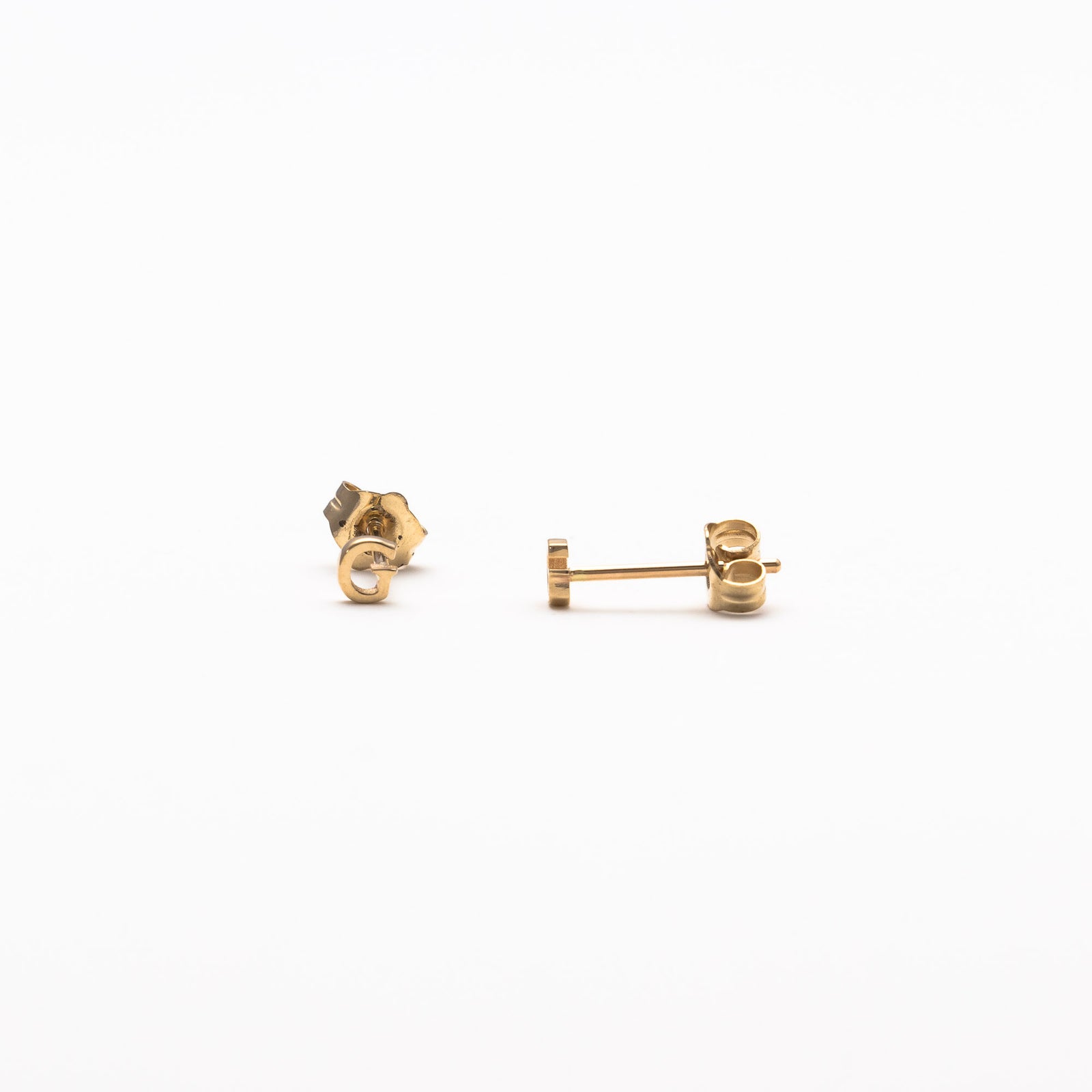 Single initial studs in yellow gold