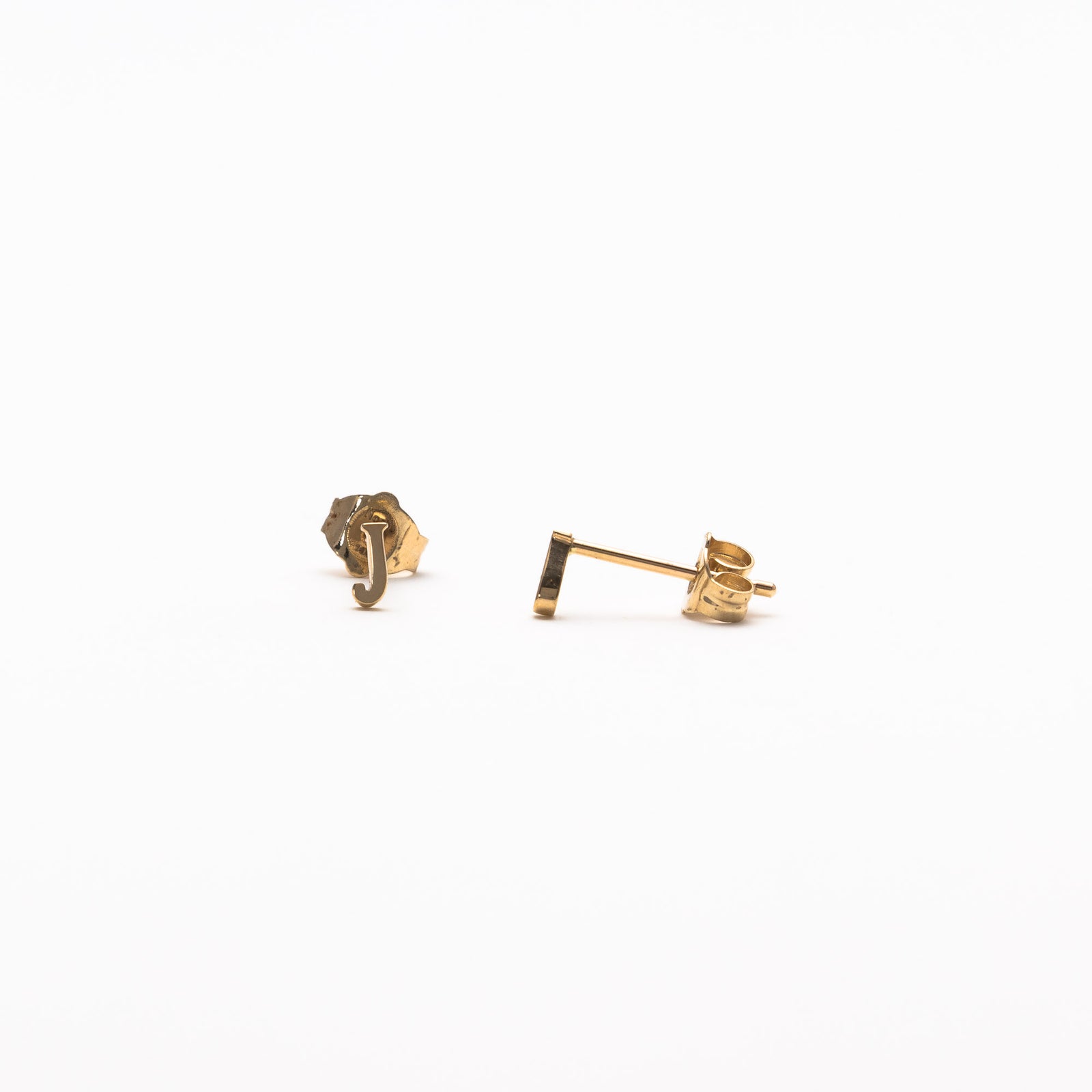 Single initial studs in yellow gold