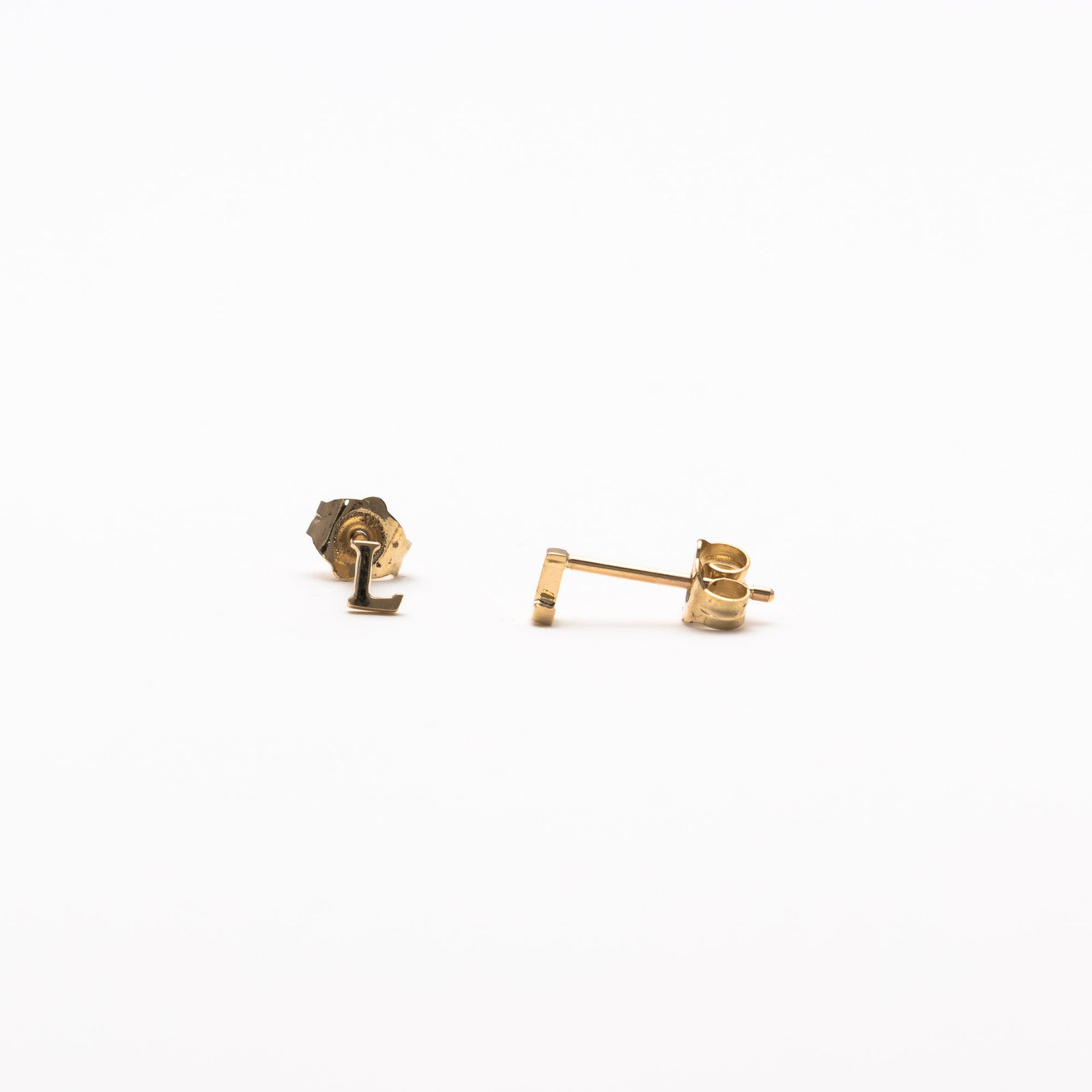 Single initial studs in yellow gold