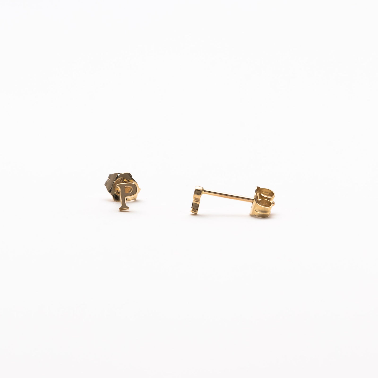 Single initial studs in yellow gold