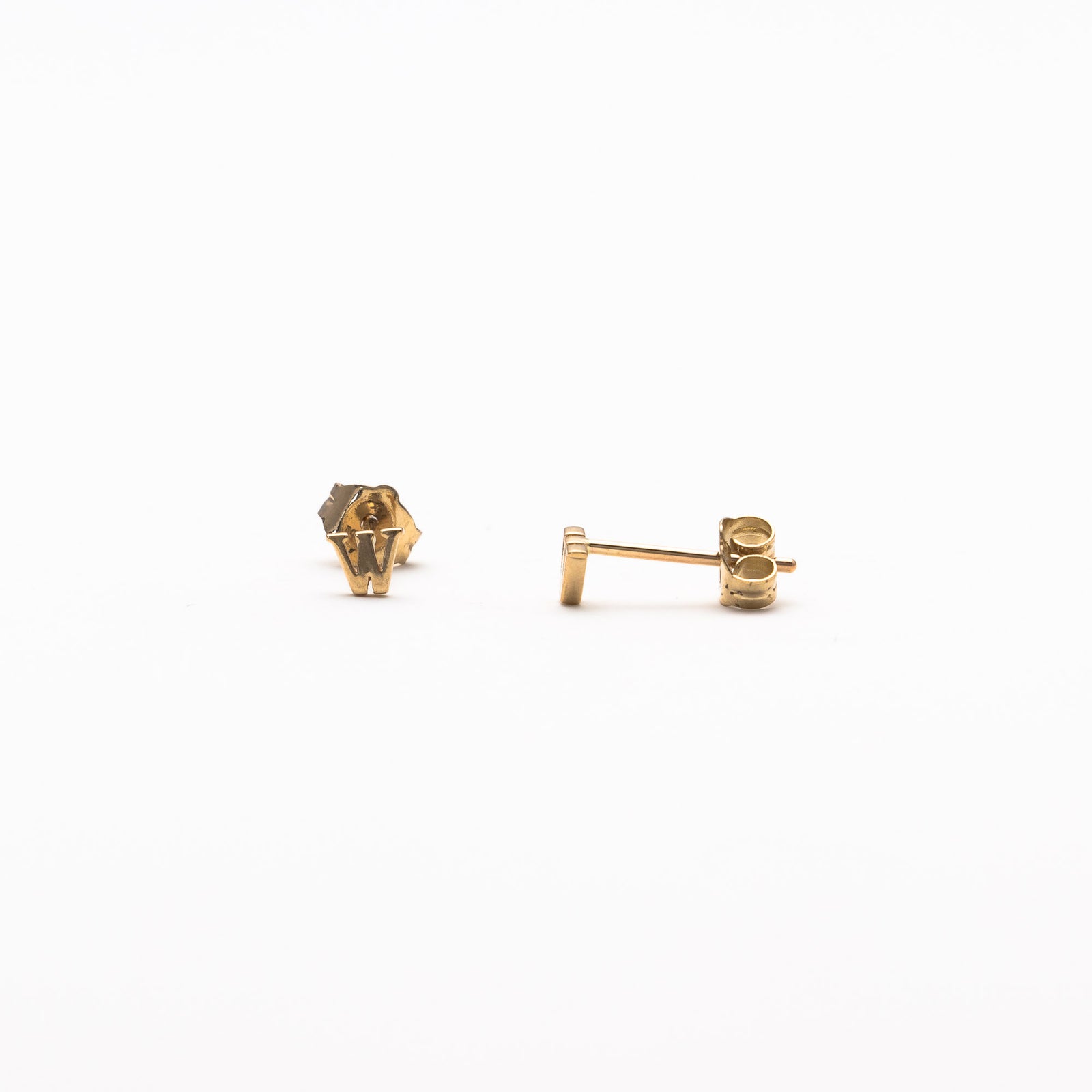 Single initial studs in yellow gold