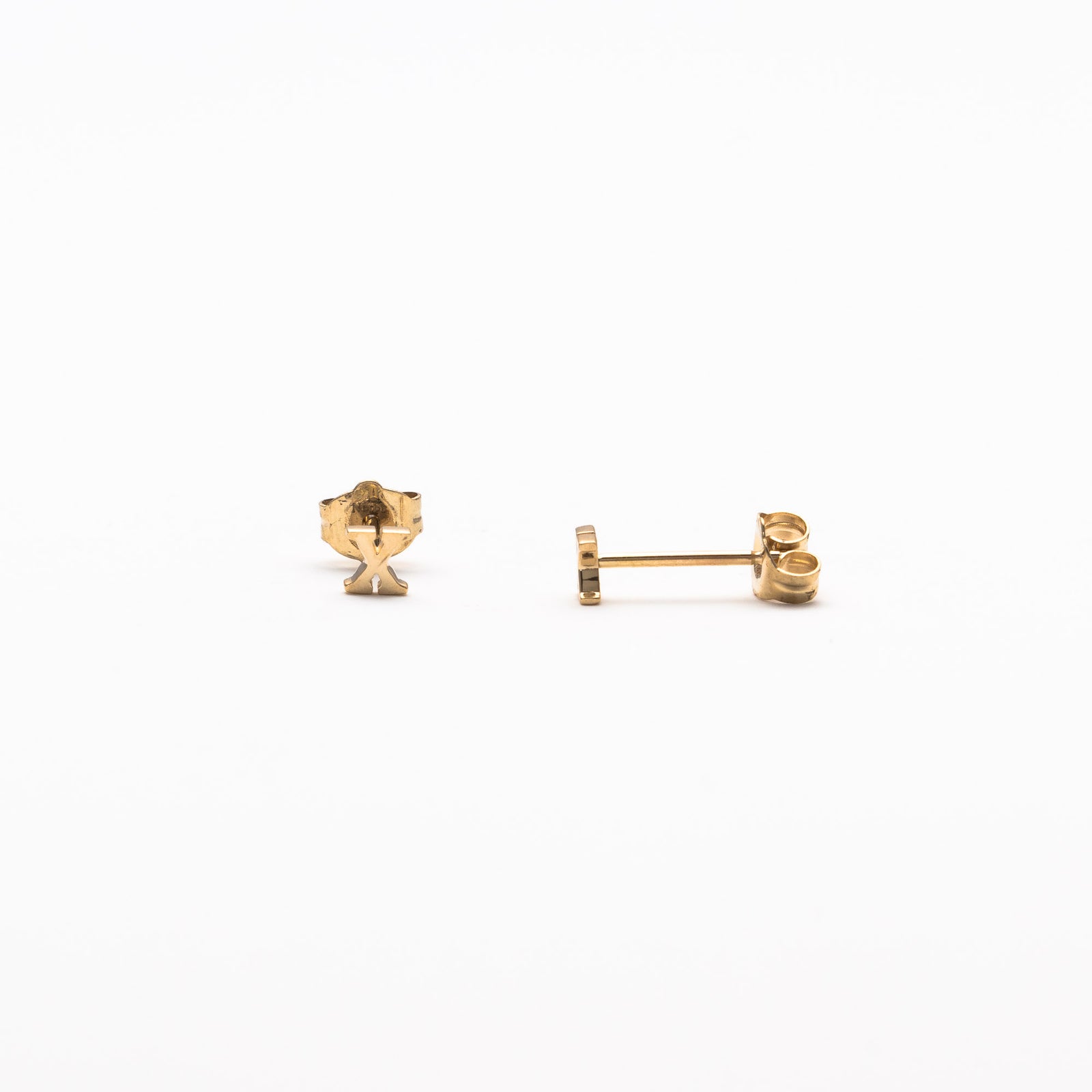 Single initial studs in yellow gold