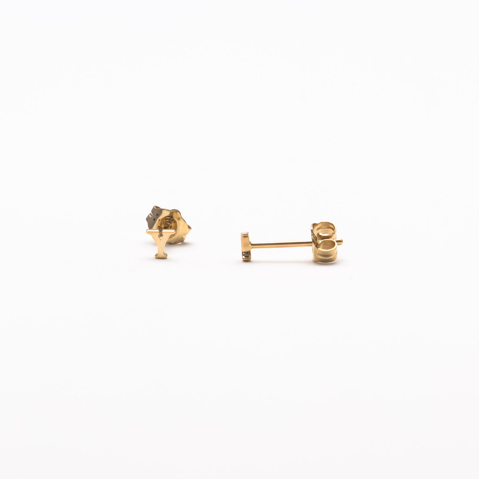 Single initial studs in yellow gold