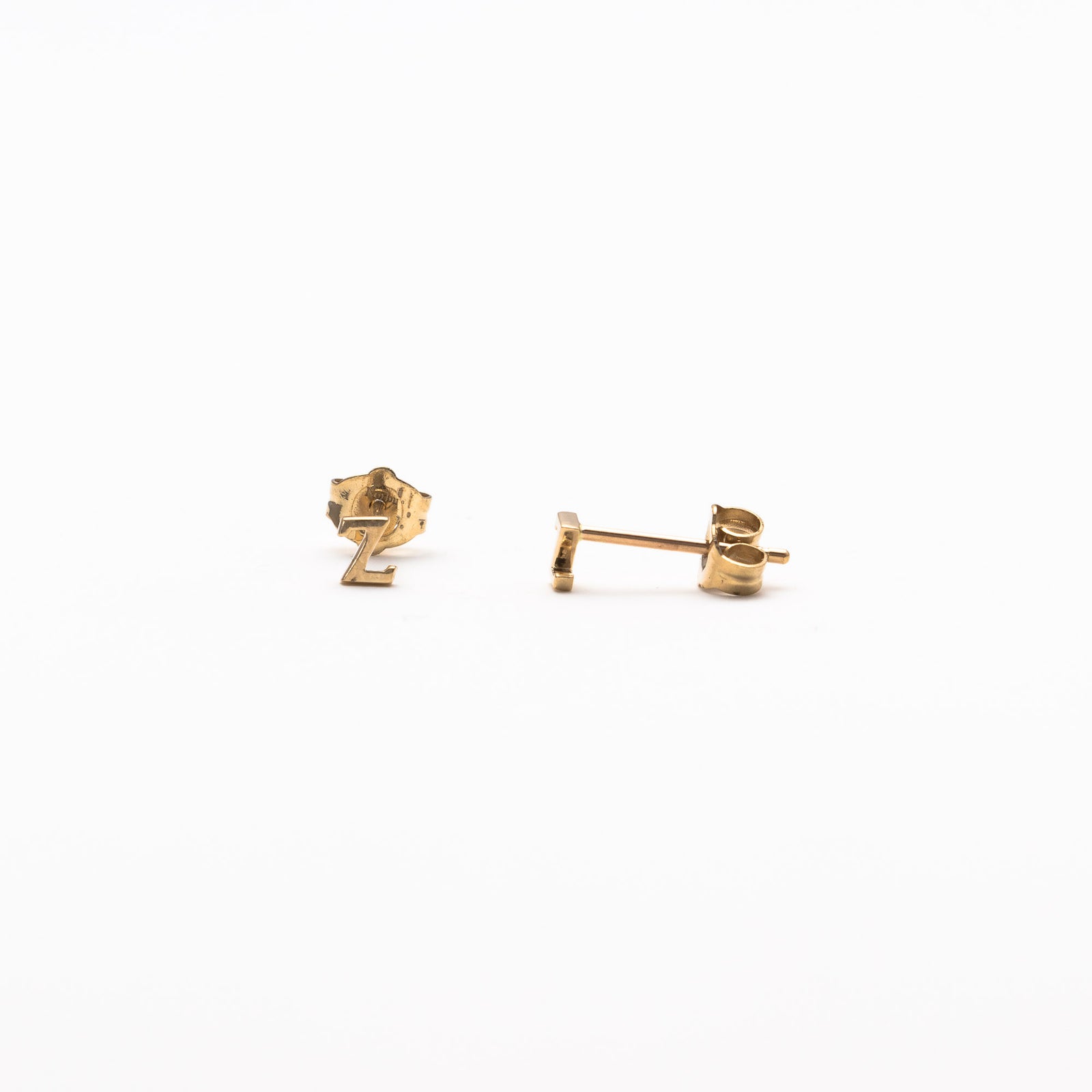 Single initial studs in yellow gold