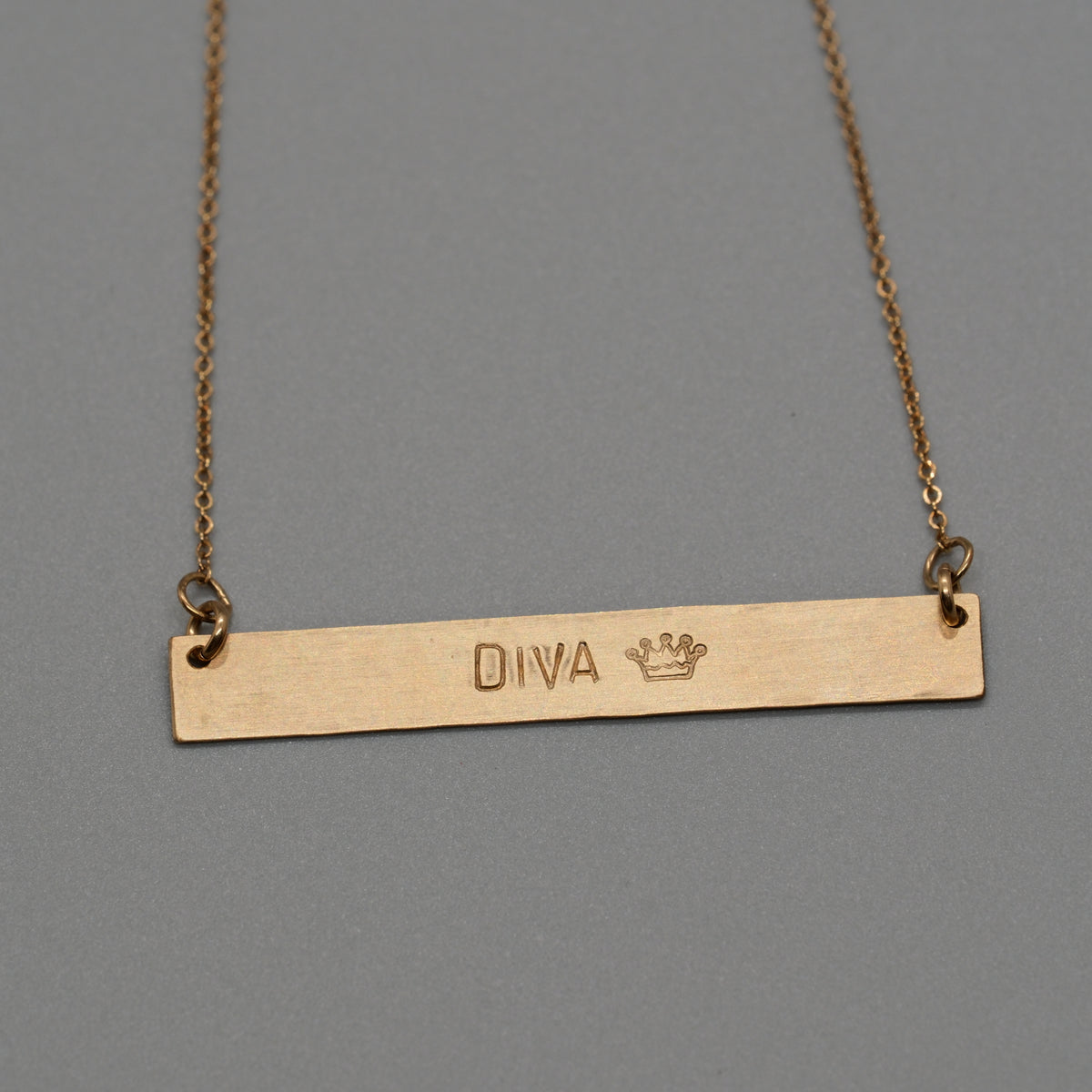 Diva bar necklace
