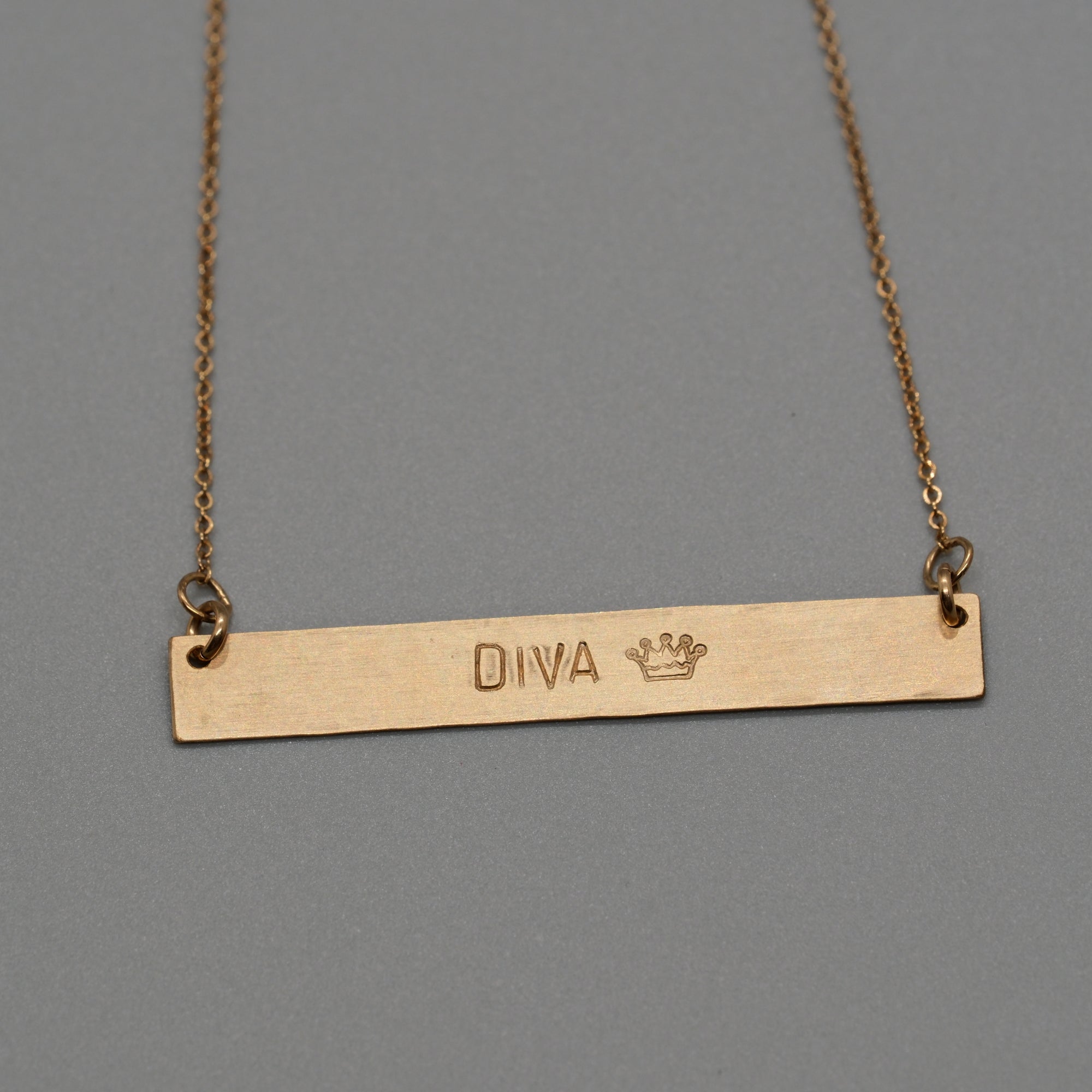 Diva bar necklace