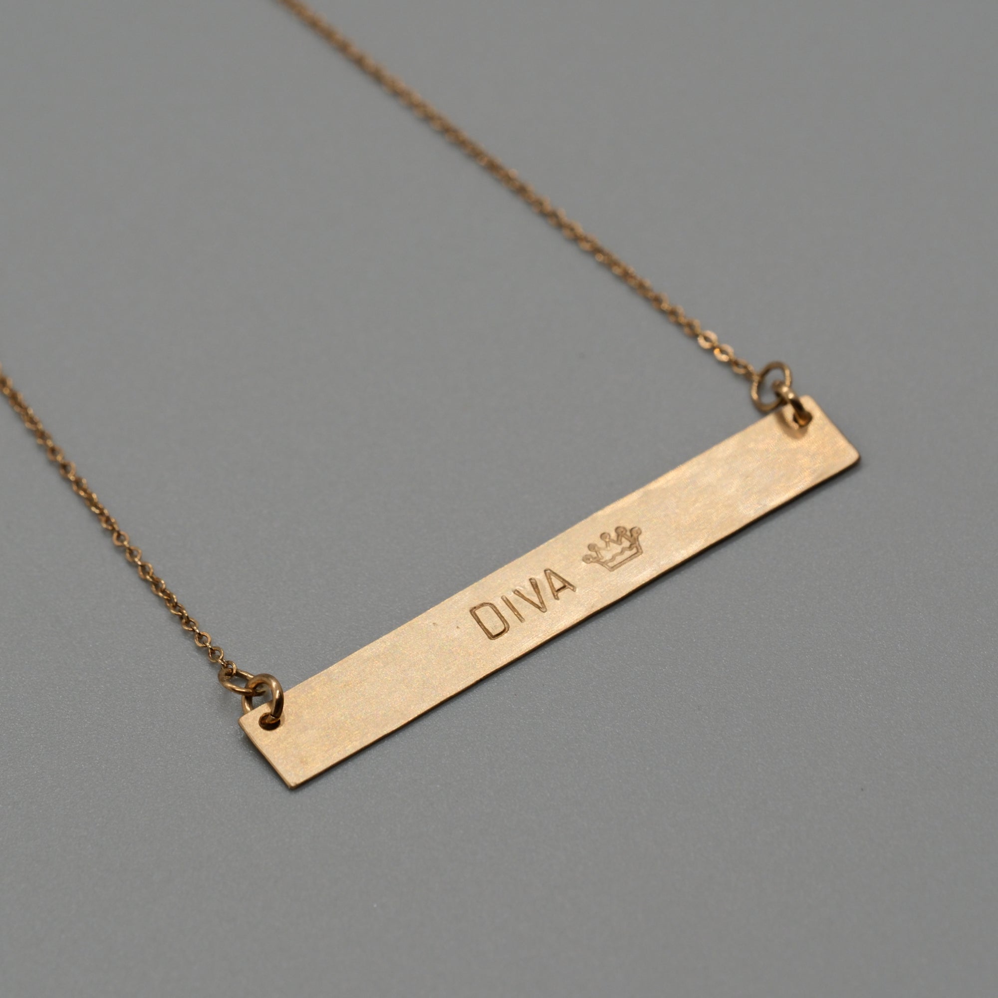 Diva bar necklace