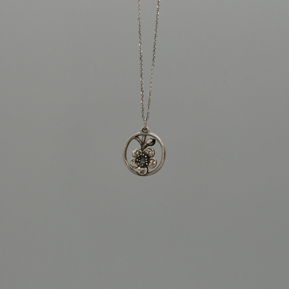 bloom circle necklace