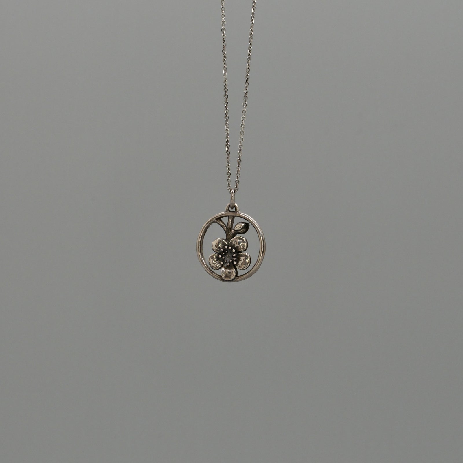 bloom circle necklace