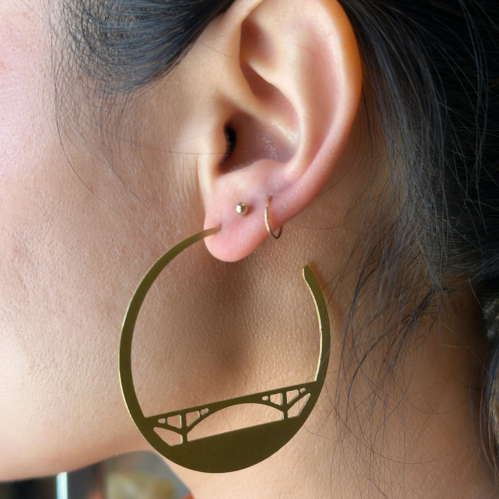 Brass sell wood bridge hoop