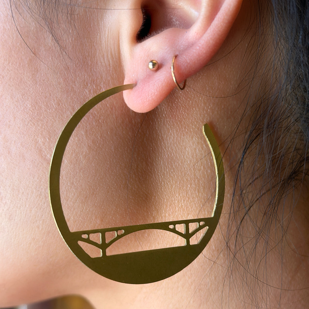 Brass sell wood bridge hoop
