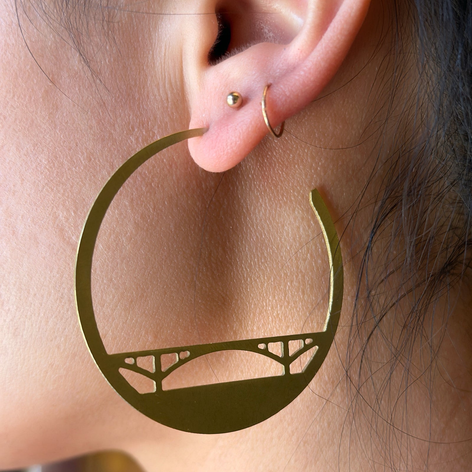 Brass sell wood bridge hoop