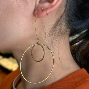 Kinetic hoop within hoop earring