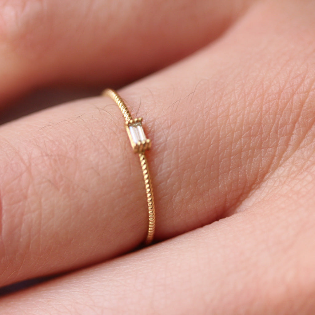 Solo baguette ring