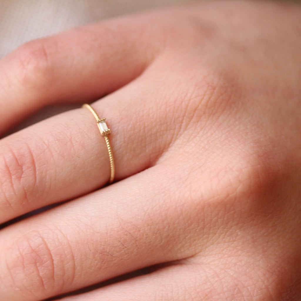 Solo baguette ring