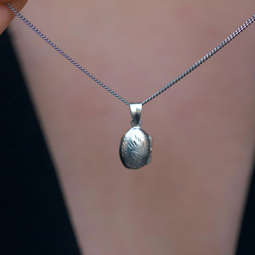 Mini oval locket