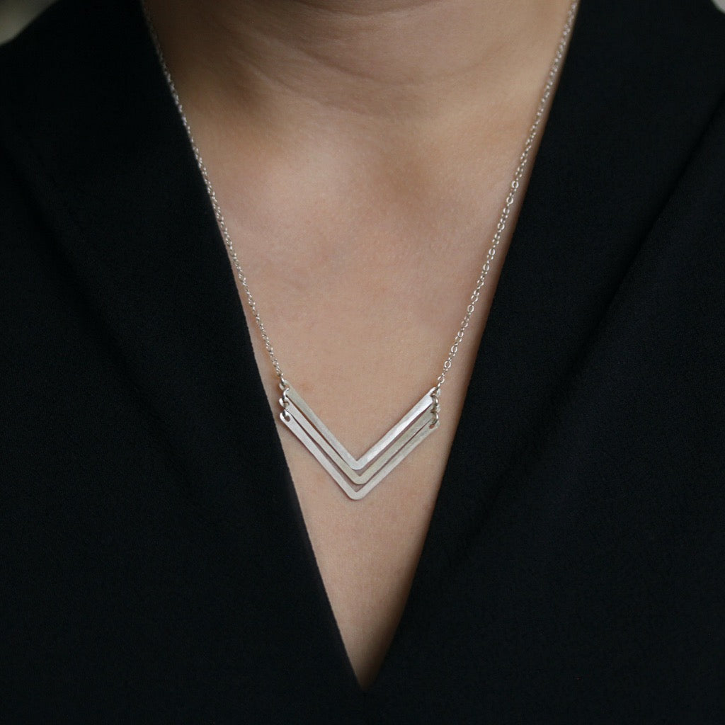 Jessica DeCarlo - Small triple chevron necklace in silver