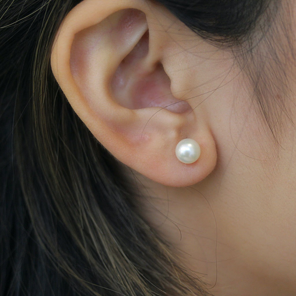Pearl studs in Silver