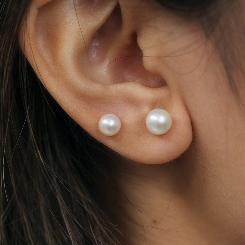 Pearl studs in Silver