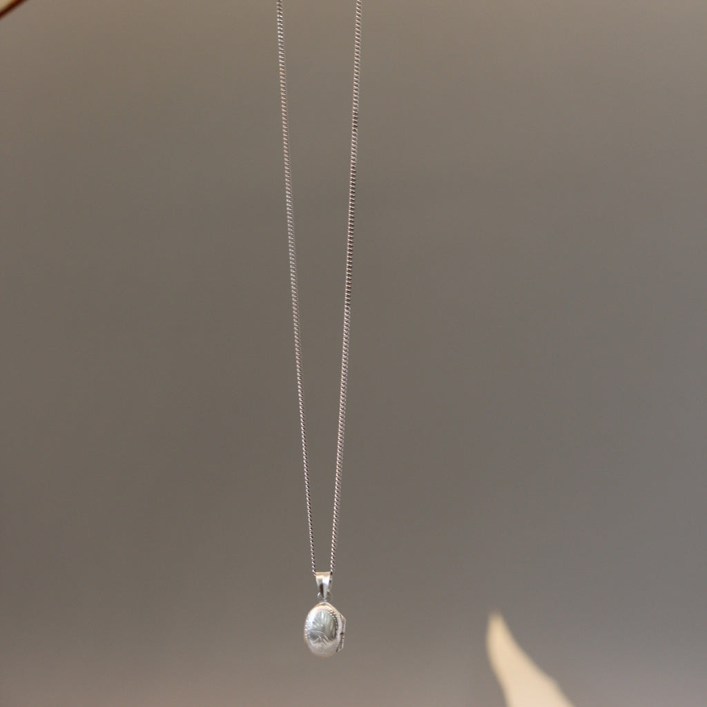 Mini oval locket