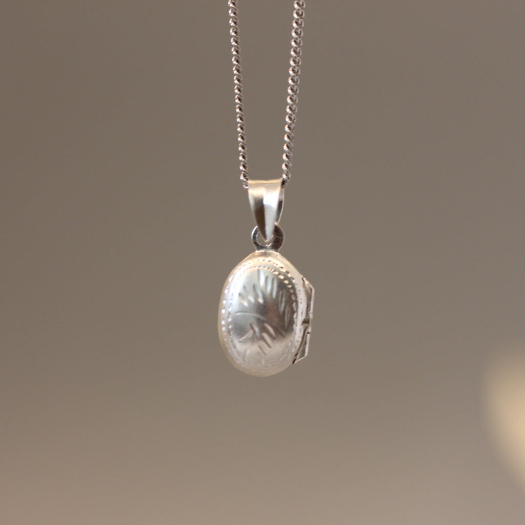 Mini oval locket