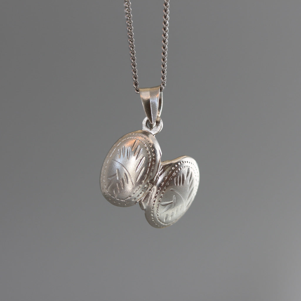 Mini oval locket