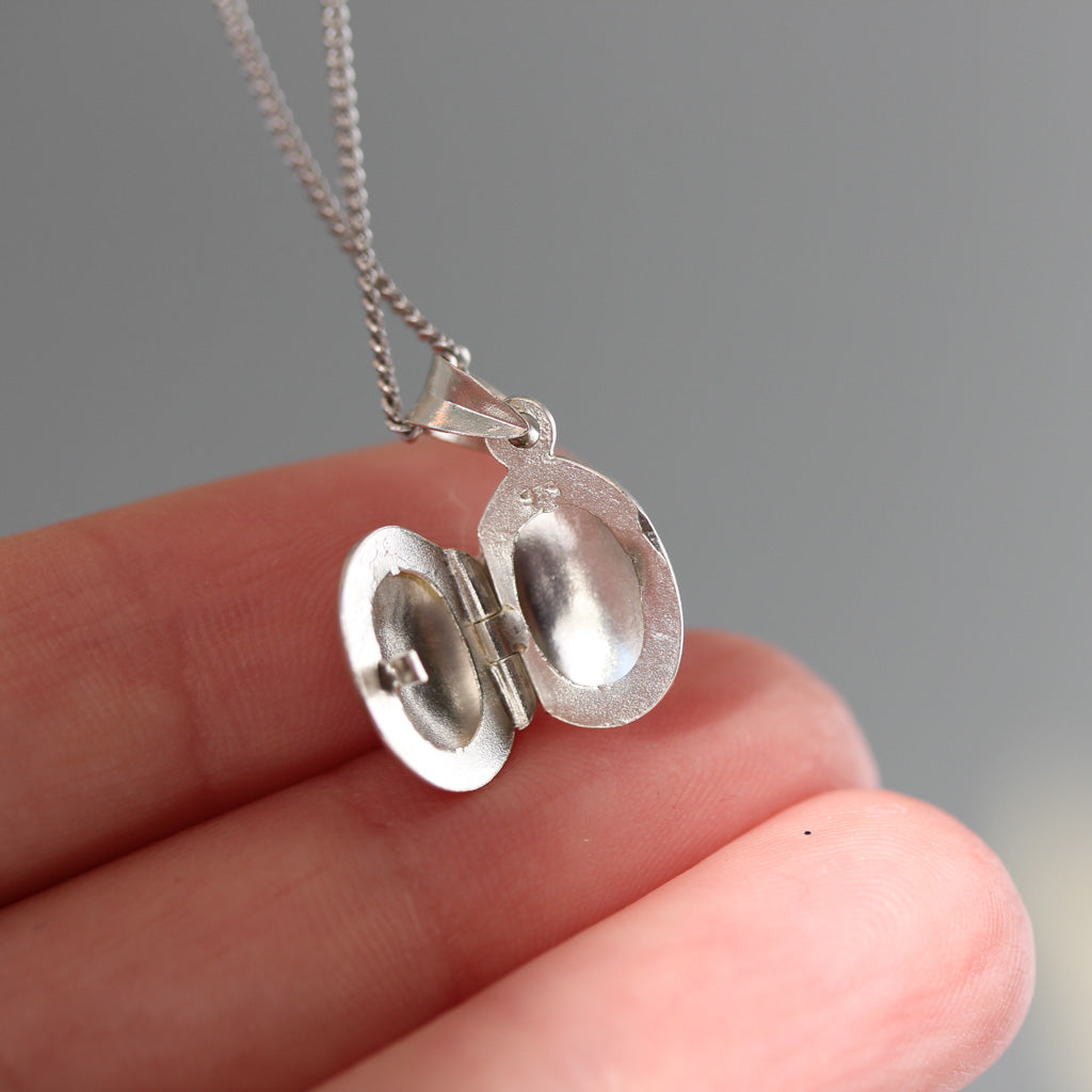 Mini oval locket