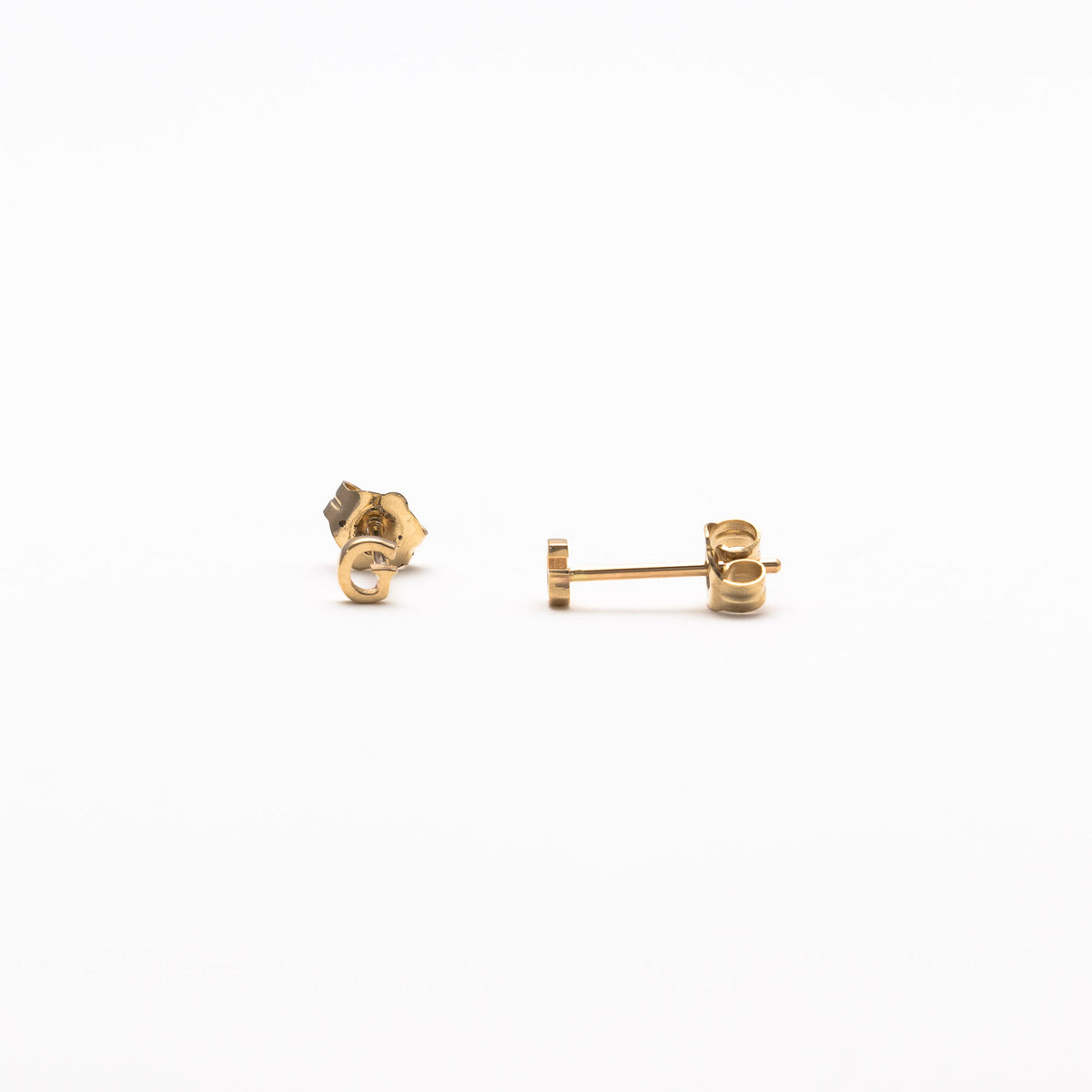 Single initial studs in yellow gold