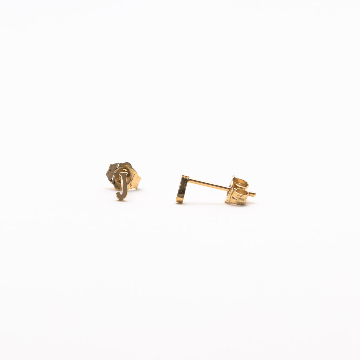 Single initial studs in yellow gold