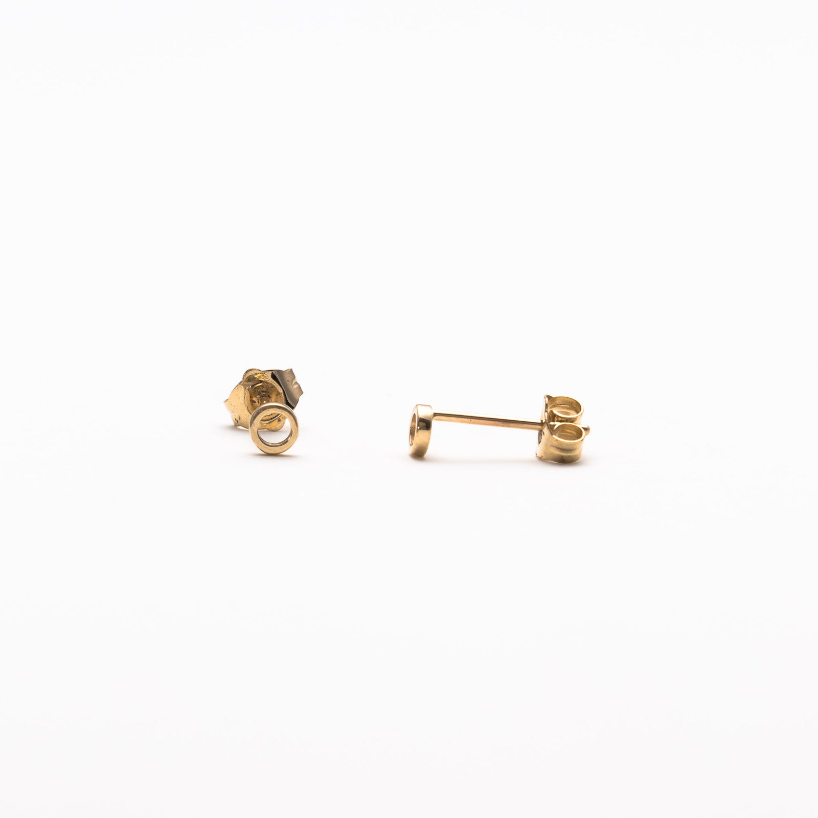 Single initial studs in yellow gold