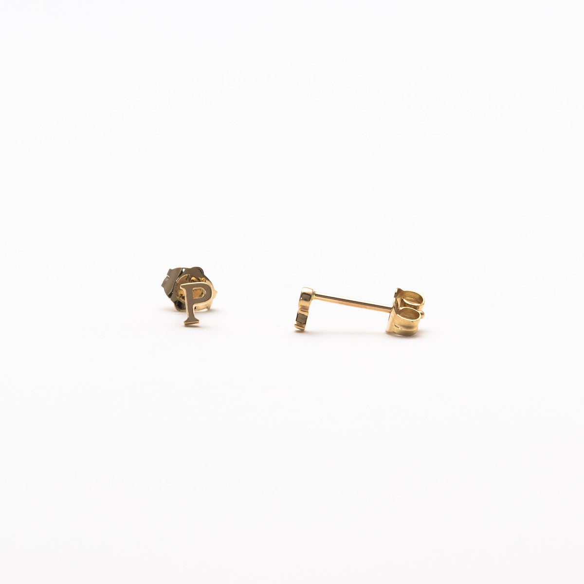 Single initial studs in yellow gold