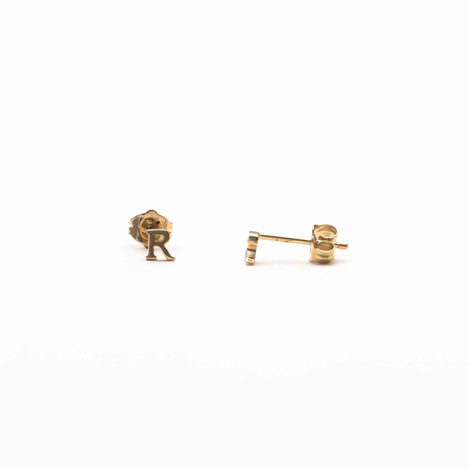 Single initial studs in yellow gold