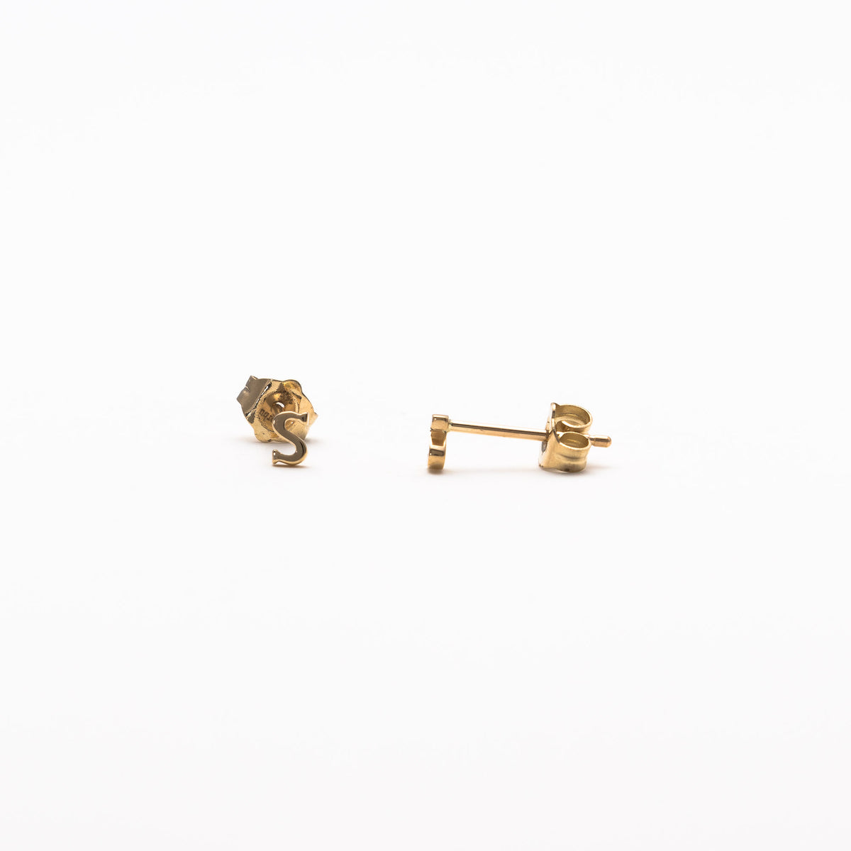 Single initial studs in yellow gold