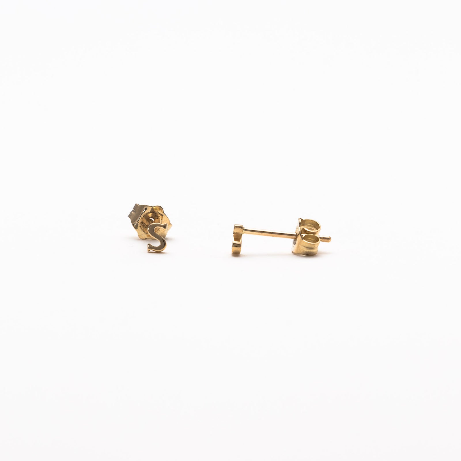 Single initial studs in yellow gold