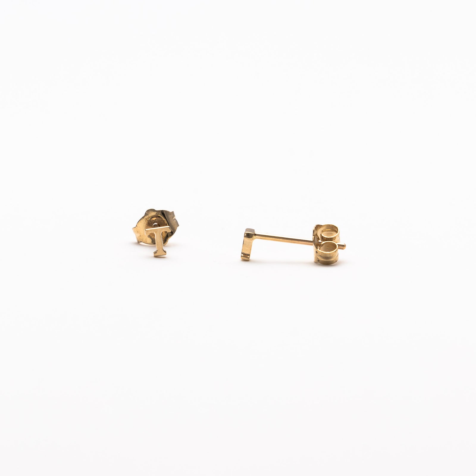 Single initial studs in yellow gold