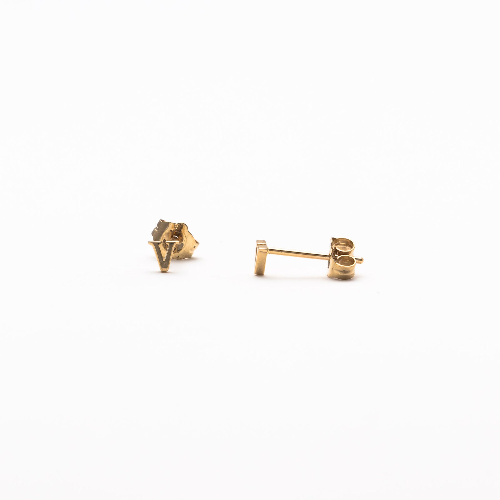 Single initial studs in yellow gold