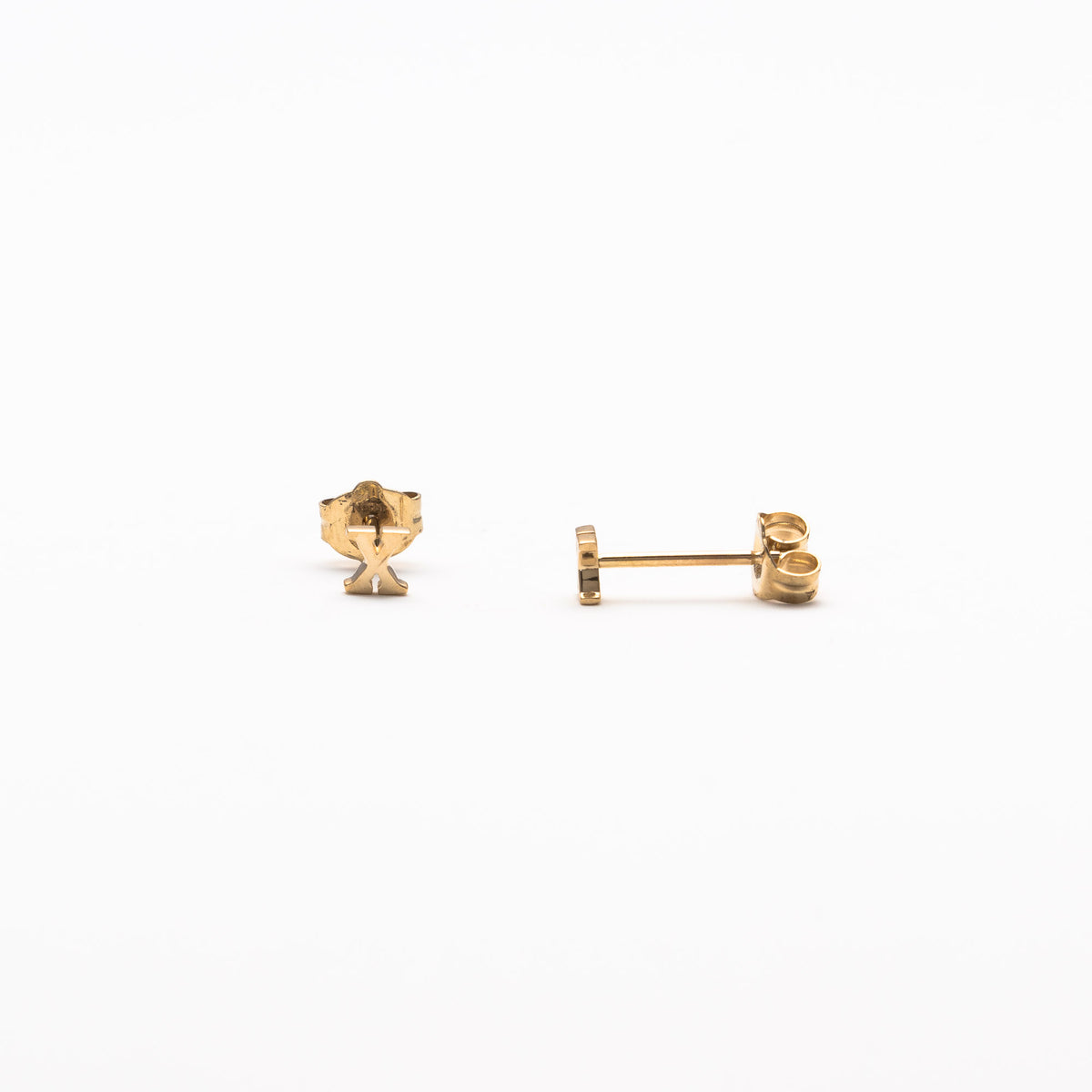 Single initial studs in yellow gold