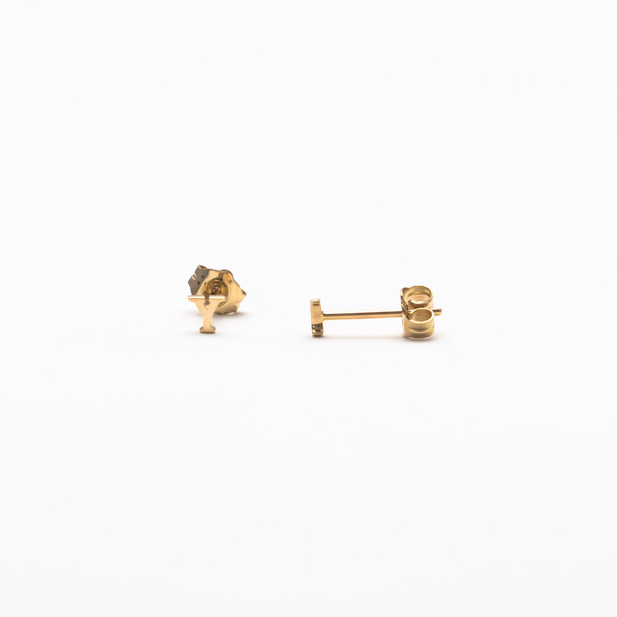 Single initial studs in yellow gold